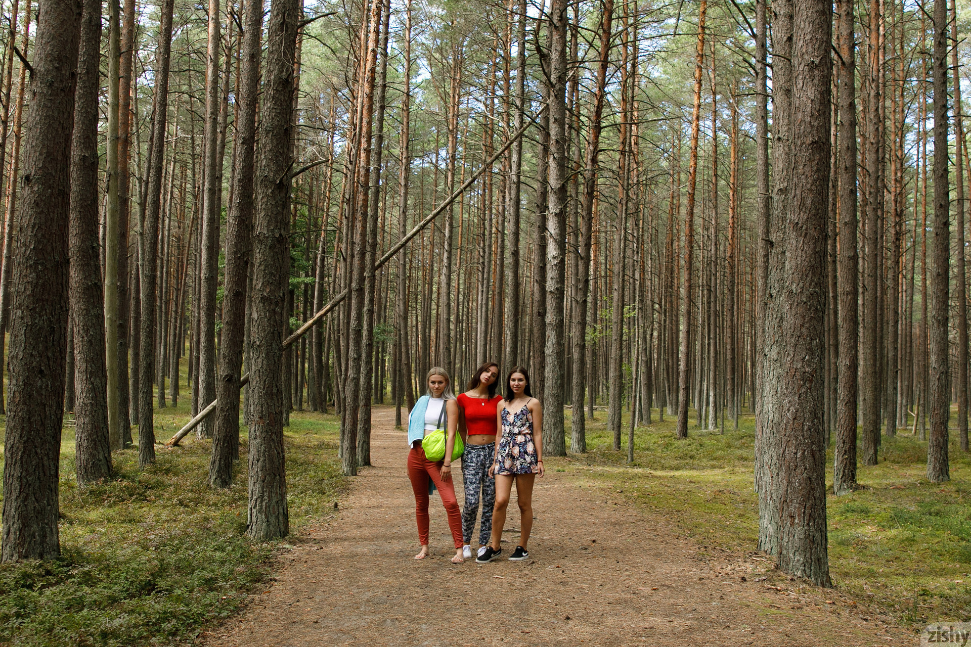 three-girls-one-forest-02